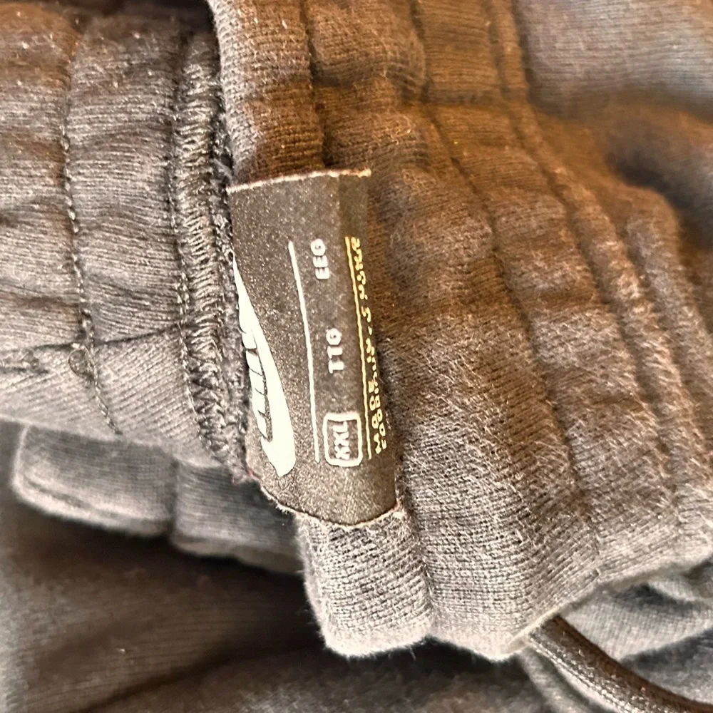 This is a complete Nike sweatsuit for sale - Picture 6 of 7